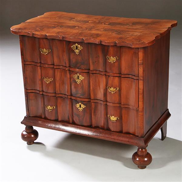 Grote foto olijfhouten orgelgebogen commode rondom geschulpt ca 1715 no.971720 antiek en kunst stoelen en banken