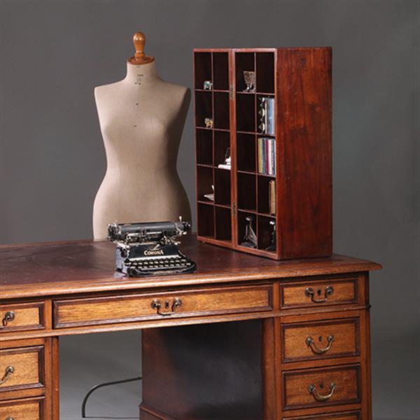 Grote foto uitzonderlijke vakjeskast als desk top organiser of hotel sleutelkast no.952215 antiek en kunst stoelen en banken