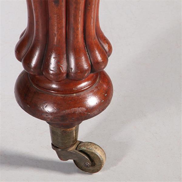 Grote foto doorleefde victoriaanse pull out table met bijbehorende piedestal vormige tafelbladenhouder no.9731 antiek en kunst stoelen en banken