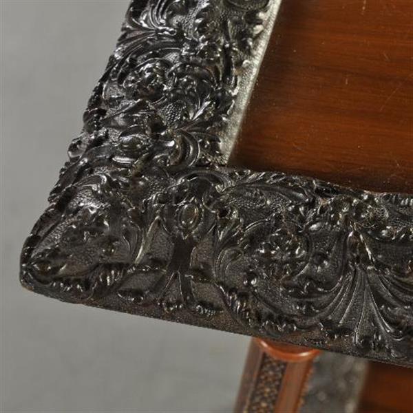 Grote foto wonderlijke bijzettafel met 2 bladen met reli flijstwerk 1870 1890 no.993904 antiek en kunst stoelen en banken
