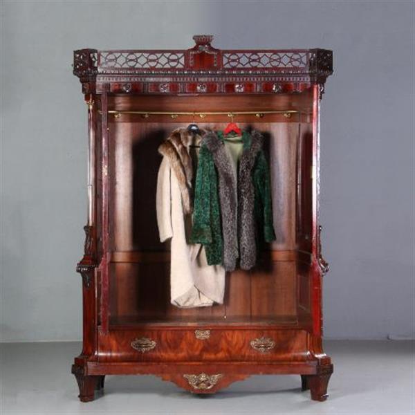 Grote foto imposante garderobe kast met lange deuren waarachter roede en haken hollands mahonie ca. 1790 no.68 antiek en kunst stoelen en banken