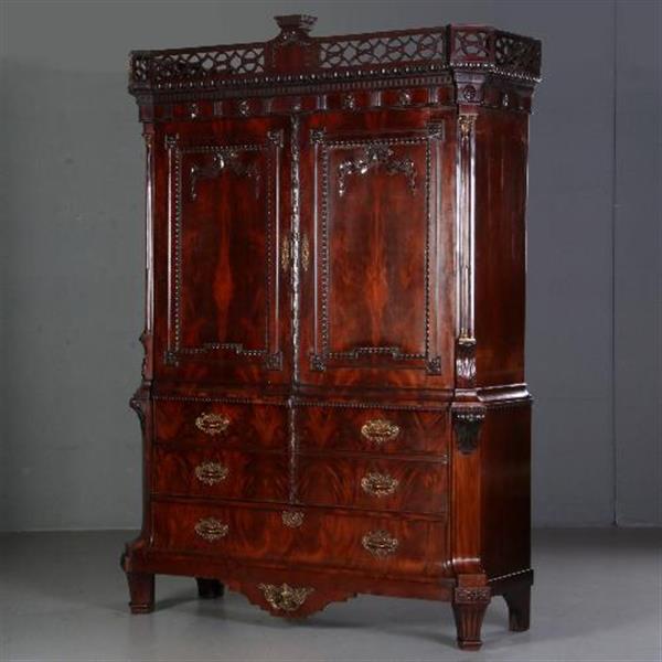 Grote foto imposante garderobe kast met lange deuren waarachter roede en haken hollands mahonie ca. 1790 no.68 antiek en kunst stoelen en banken