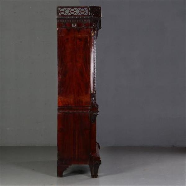 Grote foto imposante garderobe kast met lange deuren waarachter roede en haken hollands mahonie ca. 1790 no.68 antiek en kunst stoelen en banken