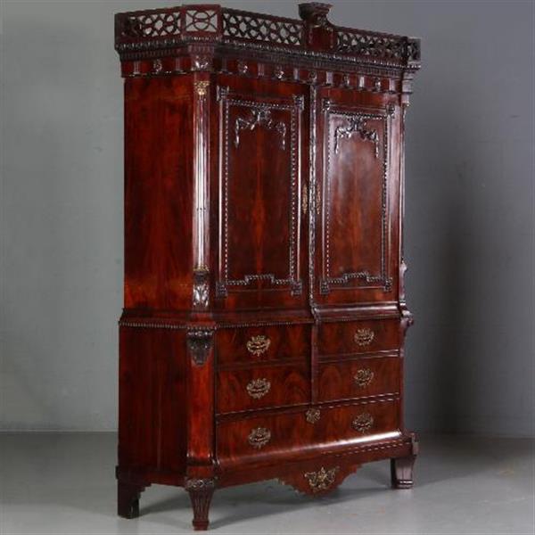 Grote foto imposante garderobe kast met lange deuren waarachter roede en haken hollands mahonie ca. 1790 no.68 antiek en kunst stoelen en banken