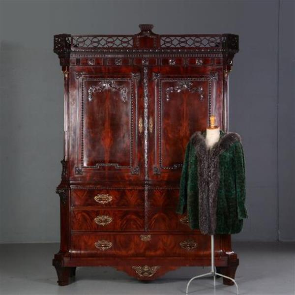 Grote foto imposante garderobe kast met lange deuren waarachter roede en haken hollands mahonie ca. 1790 no.68 antiek en kunst stoelen en banken