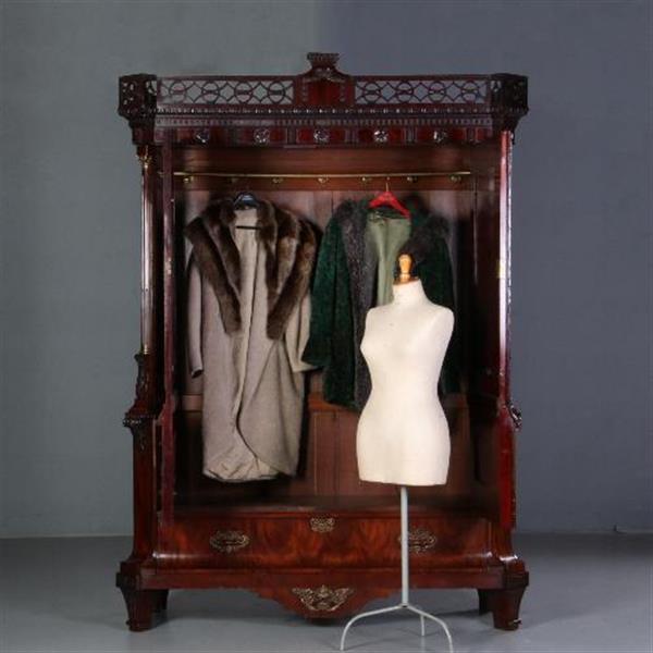 Grote foto imposante garderobe kast met lange deuren waarachter roede en haken hollands mahonie ca. 1790 no.68 antiek en kunst stoelen en banken