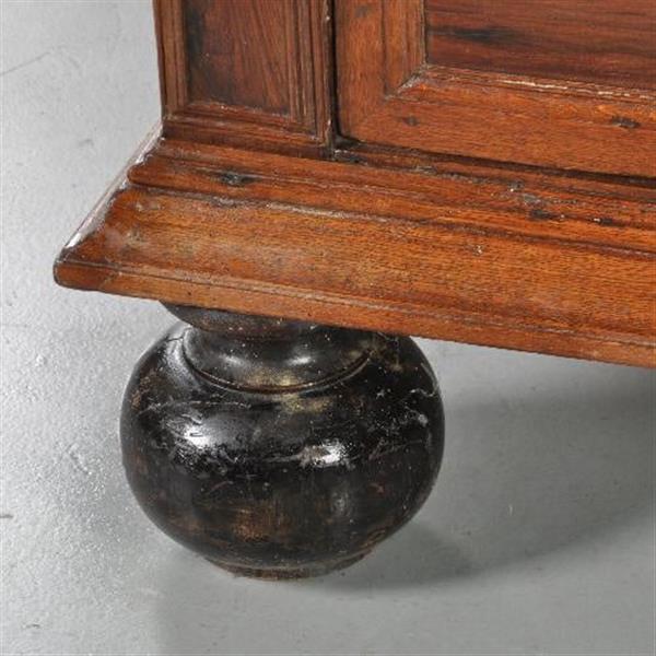 Grote foto antieke kast kleine hollandse 17e eeuwse kussenkast eiken palissander en ebben ca. 1690 no.2811 antiek en kunst stoelen en banken