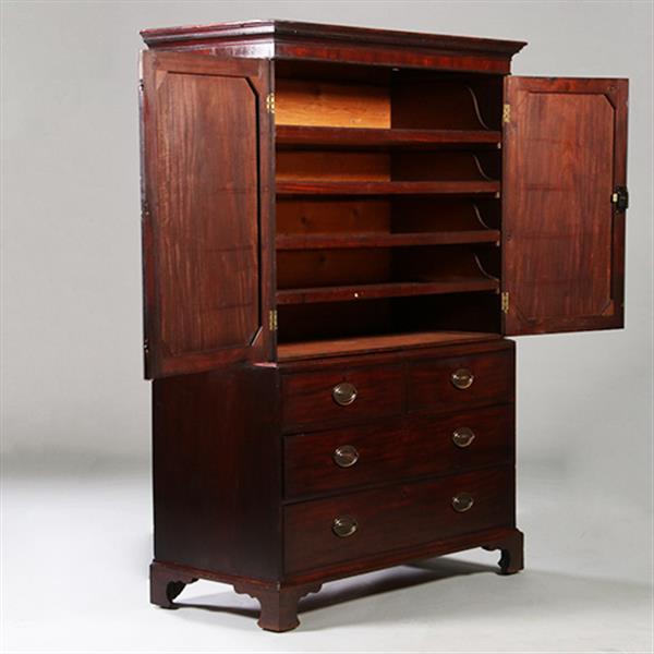 Grote foto engels donker mahonie kabinet of linnenpress met praktische schuiven achter de deuren ca 1820 no.21 antiek en kunst stoelen en banken