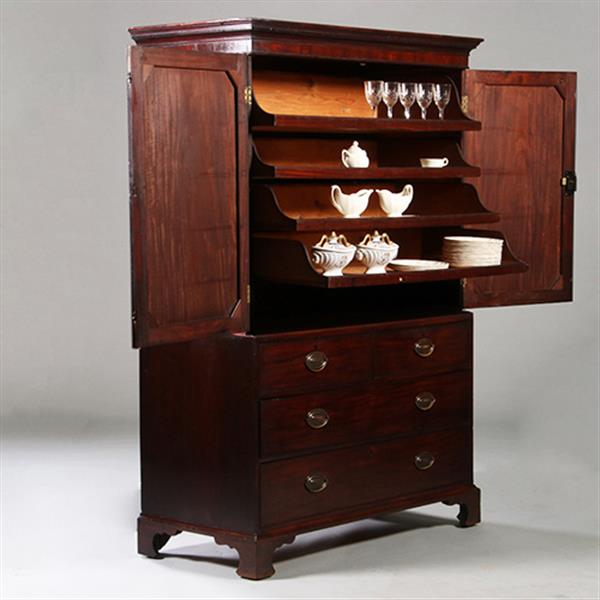 Grote foto engels donker mahonie kabinet of linnenpress met praktische schuiven achter de deuren ca 1820 no.21 antiek en kunst stoelen en banken