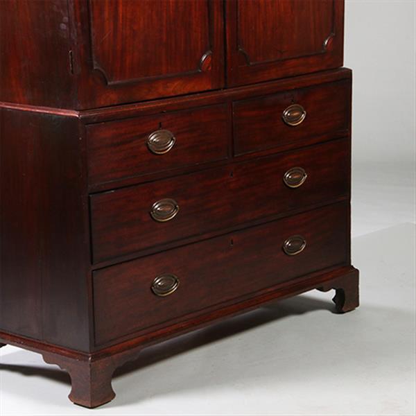 Grote foto engels donker mahonie kabinet of linnenpress met praktische schuiven achter de deuren ca 1820 no.21 antiek en kunst stoelen en banken