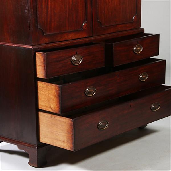 Grote foto engels donker mahonie kabinet of linnenpress met praktische schuiven achter de deuren ca 1820 no.21 antiek en kunst stoelen en banken