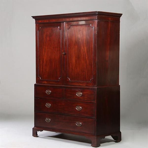 Grote foto engels donker mahonie kabinet of linnenpress met praktische schuiven achter de deuren ca 1820 no.21 antiek en kunst stoelen en banken