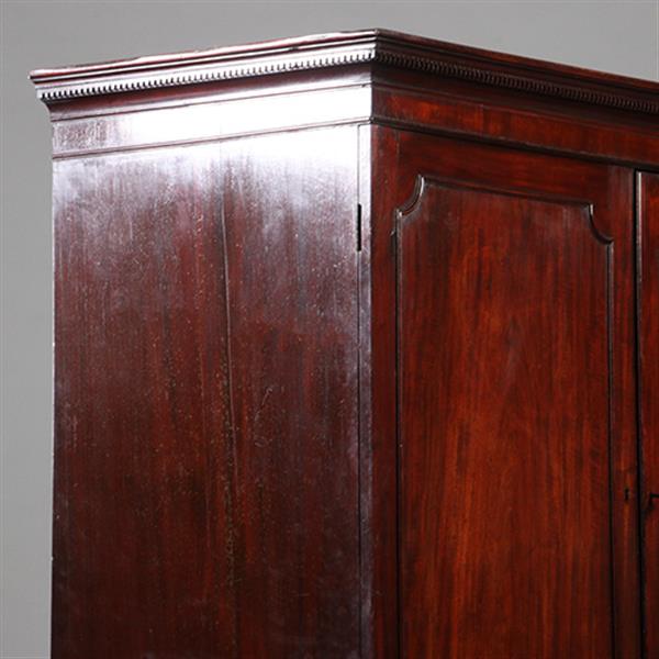 Grote foto engels donker mahonie kabinet of linnenpress met praktische schuiven achter de deuren ca 1820 no.21 antiek en kunst stoelen en banken