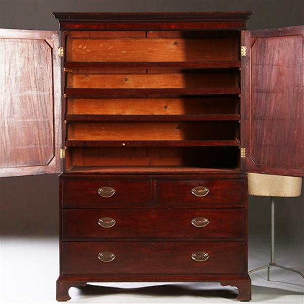 Grote foto engels donker mahonie kabinet of linnenpress met praktische schuiven achter de deuren ca 1820 no.21 antiek en kunst stoelen en banken
