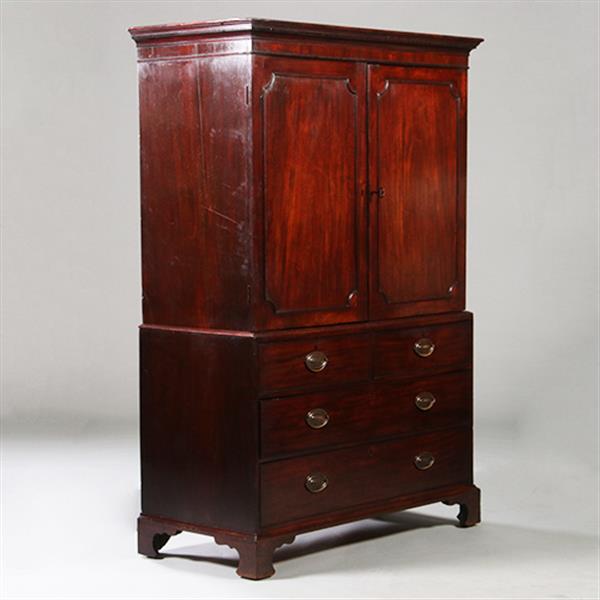 Grote foto engels donker mahonie kabinet of linnenpress met praktische schuiven achter de deuren ca 1820 no.21 antiek en kunst stoelen en banken