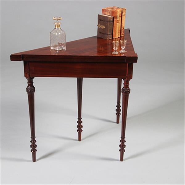 Grote foto driehoekige speeltafel voor in een hoek of langs een wand ca 1860 mahonie no.211740 antiek en kunst stoelen en banken