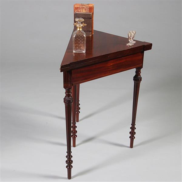 Grote foto driehoekige speeltafel voor in een hoek of langs een wand ca 1860 mahonie no.211740 antiek en kunst stoelen en banken