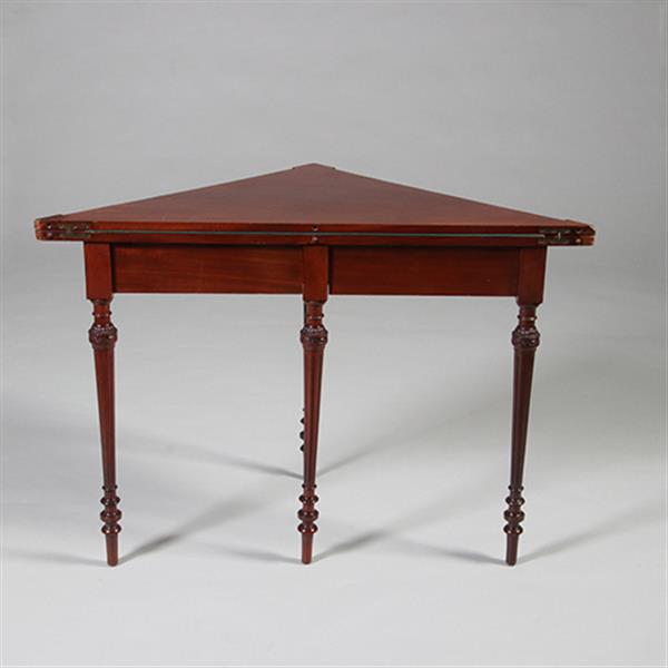Grote foto driehoekige speeltafel voor in een hoek of langs een wand ca 1860 mahonie no.211740 antiek en kunst stoelen en banken