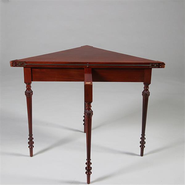 Grote foto driehoekige speeltafel voor in een hoek of langs een wand ca 1860 mahonie no.211740 antiek en kunst stoelen en banken