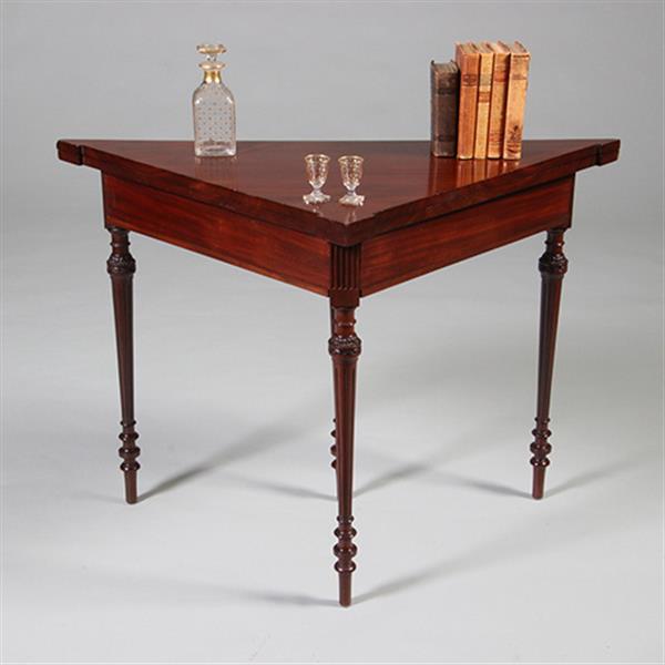 Grote foto driehoekige speeltafel voor in een hoek of langs een wand ca 1860 mahonie no.211740 antiek en kunst stoelen en banken
