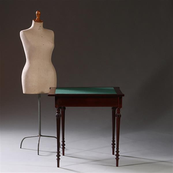Grote foto driehoekige speeltafel voor in een hoek of langs een wand ca 1860 mahonie no.211740 antiek en kunst stoelen en banken
