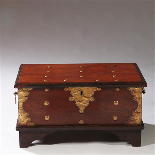 Grote foto kleine koloniale compagniekist of documentenkist met alarmbel in het slot ca 1700 no.211720 antiek en kunst stoelen en banken