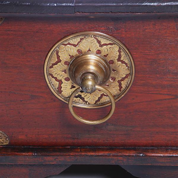 Grote foto kleine koloniale compagniekist of documentenkist met alarmbel in het slot ca 1700 no.211720 antiek en kunst stoelen en banken