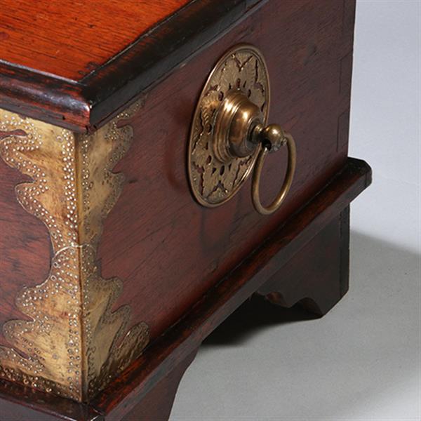 Grote foto kleine koloniale compagniekist of documentenkist met alarmbel in het slot ca 1700 no.211720 antiek en kunst stoelen en banken