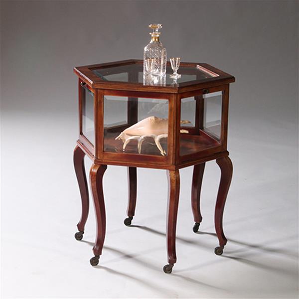 Grote foto hexagonaal vitrinetafeltje in notenhout met drie klepjes ca 1900 no.211705 antiek en kunst stoelen en banken