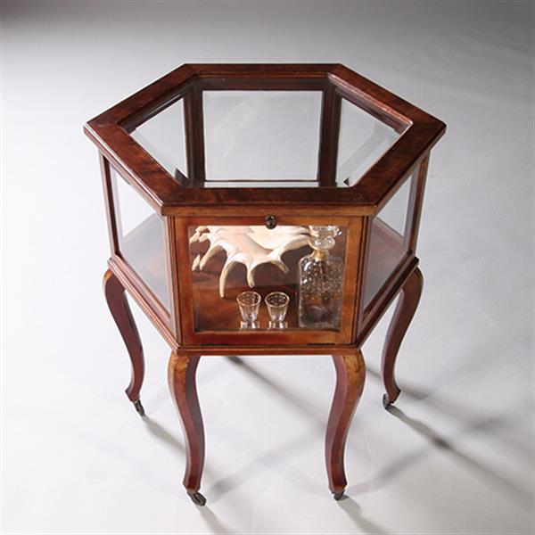 Grote foto hexagonaal vitrinetafeltje in notenhout met drie klepjes ca 1900 no.211705 antiek en kunst stoelen en banken