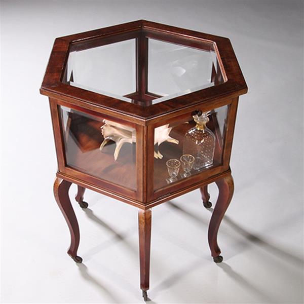 Grote foto hexagonaal vitrinetafeltje in notenhout met drie klepjes ca 1900 no.211705 antiek en kunst stoelen en banken