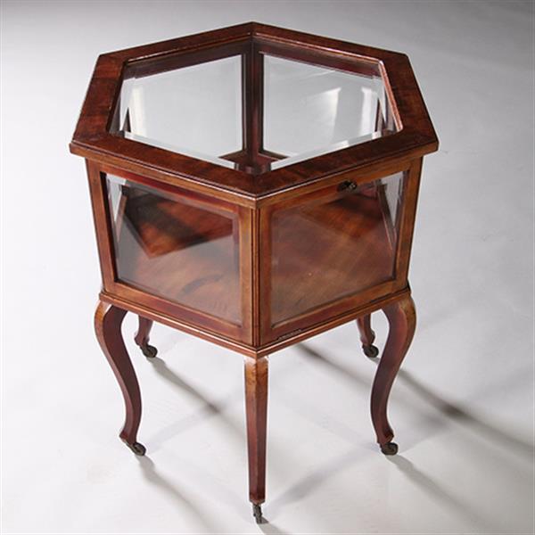 Grote foto hexagonaal vitrinetafeltje in notenhout met drie klepjes ca 1900 no.211705 antiek en kunst stoelen en banken