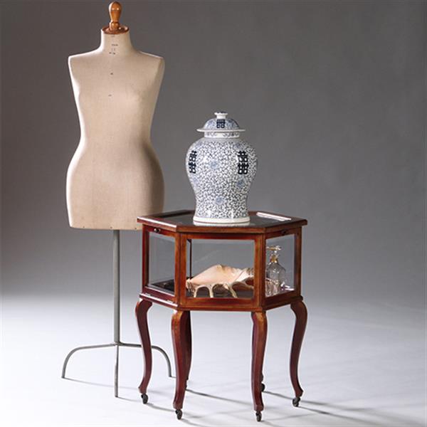 Grote foto hexagonaal vitrinetafeltje in notenhout met drie klepjes ca 1900 no.211705 antiek en kunst stoelen en banken