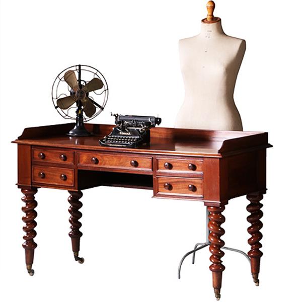 Grote foto victoriaanse mahoniehouten schrijftafel ca 1870 met gedraaide poten en kleine opstaande rand no.211 antiek en kunst stoelen en banken