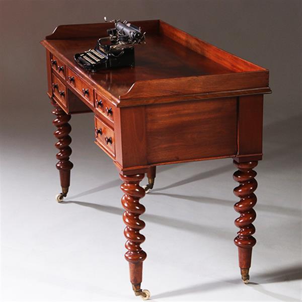 Grote foto victoriaanse mahoniehouten schrijftafel ca 1870 met gedraaide poten en kleine opstaande rand no.211 antiek en kunst stoelen en banken