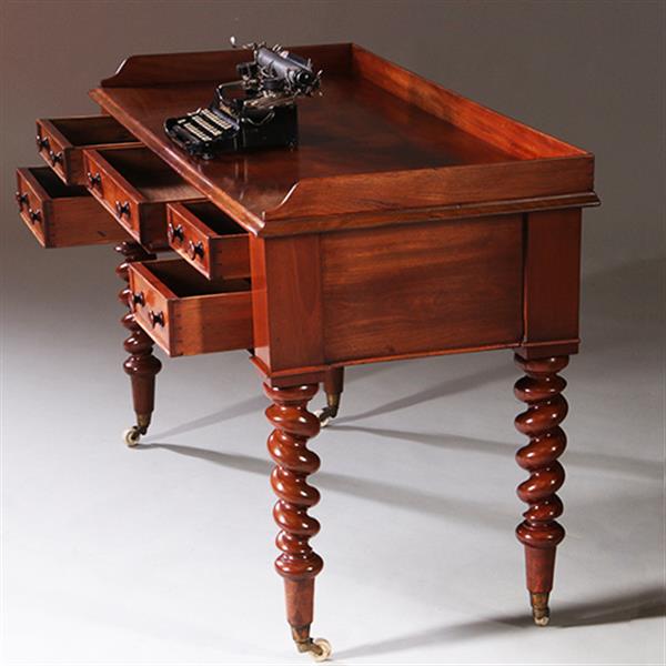 Grote foto victoriaanse mahoniehouten schrijftafel ca 1870 met gedraaide poten en kleine opstaande rand no.211 antiek en kunst stoelen en banken