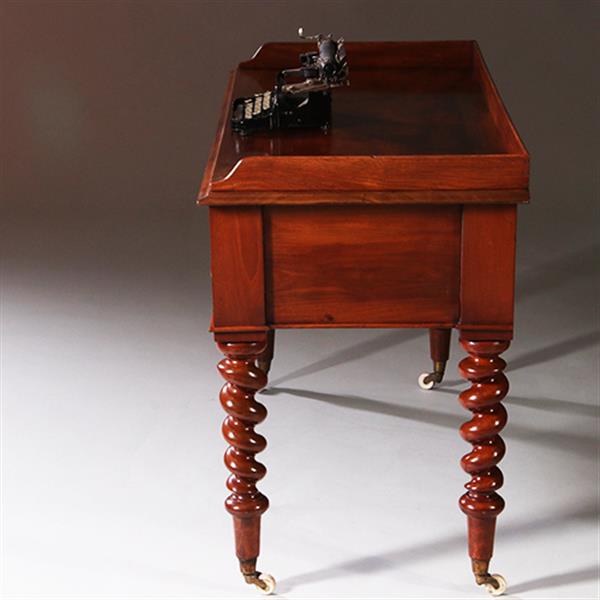 Grote foto victoriaanse mahoniehouten schrijftafel ca 1870 met gedraaide poten en kleine opstaande rand no.211 antiek en kunst stoelen en banken
