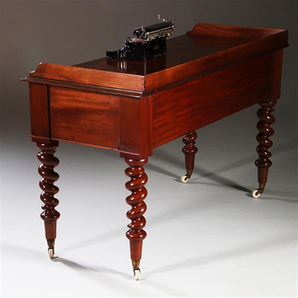 Grote foto victoriaanse mahoniehouten schrijftafel ca 1870 met gedraaide poten en kleine opstaande rand no.211 antiek en kunst stoelen en banken