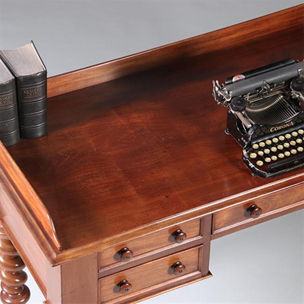 Grote foto victoriaanse mahoniehouten schrijftafel ca 1870 met gedraaide poten en kleine opstaande rand no.211 antiek en kunst stoelen en banken