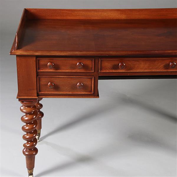 Grote foto victoriaanse mahoniehouten schrijftafel ca 1870 met gedraaide poten en kleine opstaande rand no.211 antiek en kunst stoelen en banken