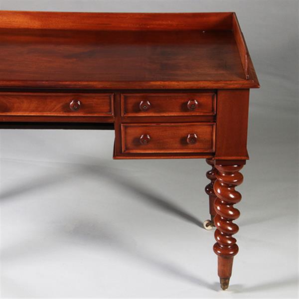 Grote foto victoriaanse mahoniehouten schrijftafel ca 1870 met gedraaide poten en kleine opstaande rand no.211 antiek en kunst stoelen en banken