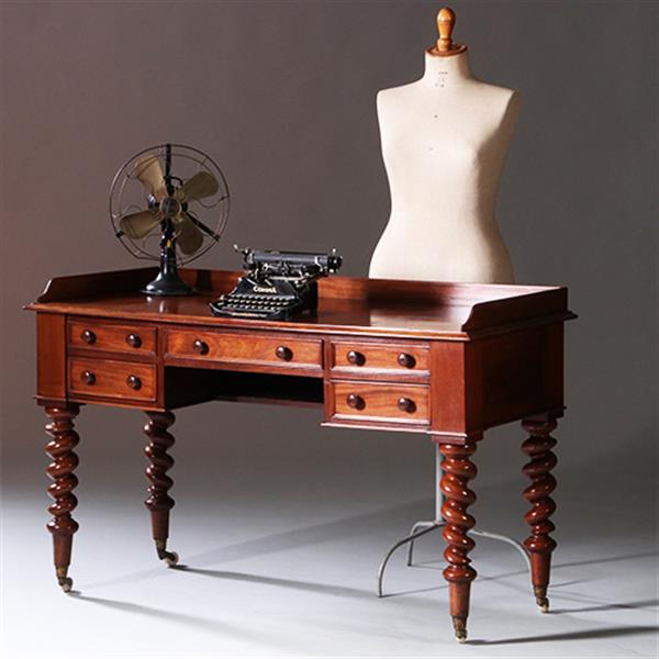 Grote foto victoriaanse mahoniehouten schrijftafel ca 1870 met gedraaide poten en kleine opstaande rand no.211 antiek en kunst stoelen en banken