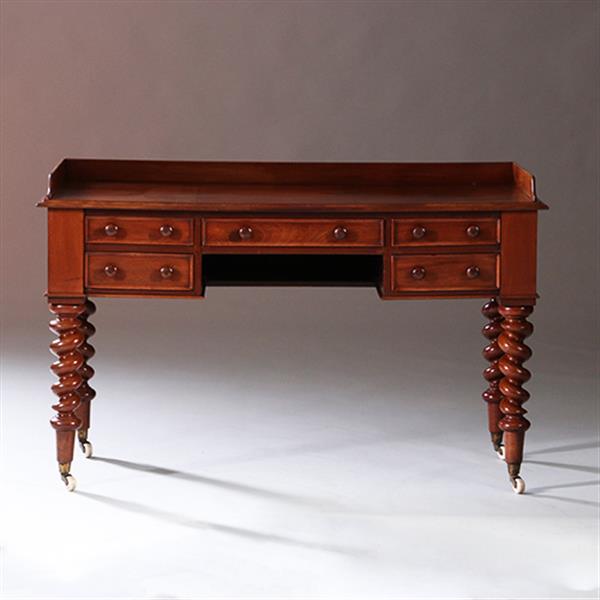Grote foto victoriaanse mahoniehouten schrijftafel ca 1870 met gedraaide poten en kleine opstaande rand no.211 antiek en kunst stoelen en banken