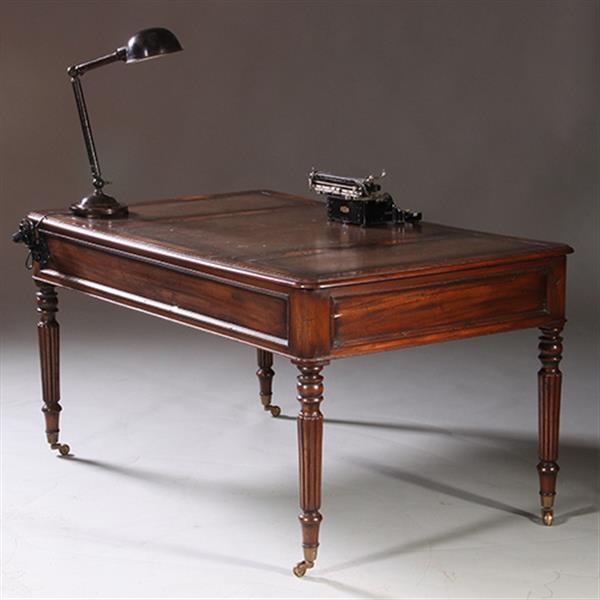 Grote foto schrijftafel ca 1930 in mahonie met leer ingelegd op gedraaide poten no.212820 antiek en kunst stoelen en banken