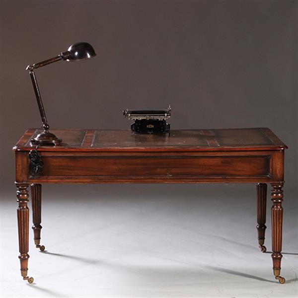 Grote foto schrijftafel ca 1930 in mahonie met leer ingelegd op gedraaide poten no.212820 antiek en kunst stoelen en banken