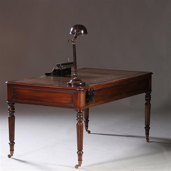 Grote foto schrijftafel ca 1930 in mahonie met leer ingelegd op gedraaide poten no.212820 antiek en kunst stoelen en banken