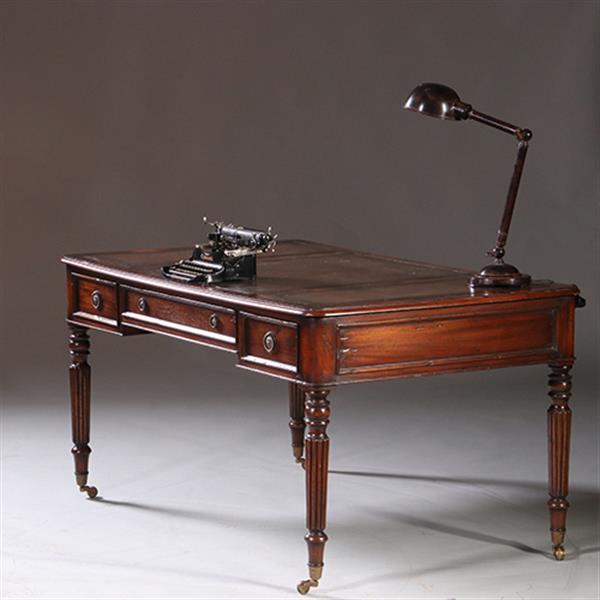 Grote foto schrijftafel ca 1930 in mahonie met leer ingelegd op gedraaide poten no.212820 antiek en kunst stoelen en banken