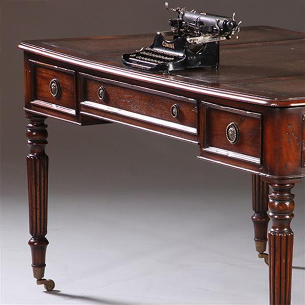 Grote foto schrijftafel ca 1930 in mahonie met leer ingelegd op gedraaide poten no.212820 antiek en kunst stoelen en banken