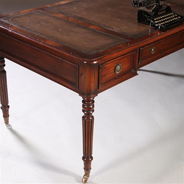 Grote foto schrijftafel ca 1930 in mahonie met leer ingelegd op gedraaide poten no.212820 antiek en kunst stoelen en banken