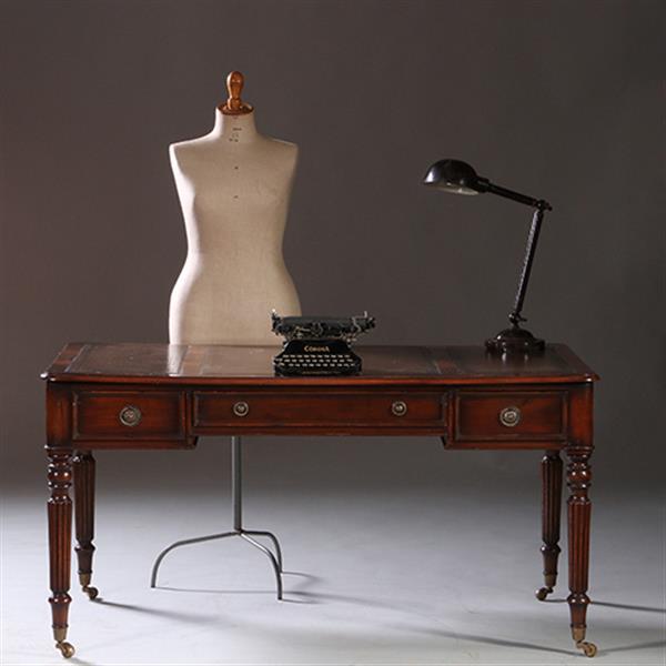 Grote foto schrijftafel ca 1930 in mahonie met leer ingelegd op gedraaide poten no.212820 antiek en kunst stoelen en banken
